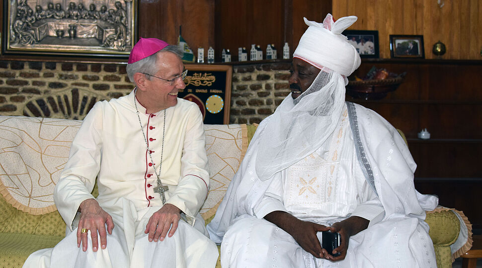 Erzbischof Schick im Gespräch mit dem muslimischen Emir von Wase.