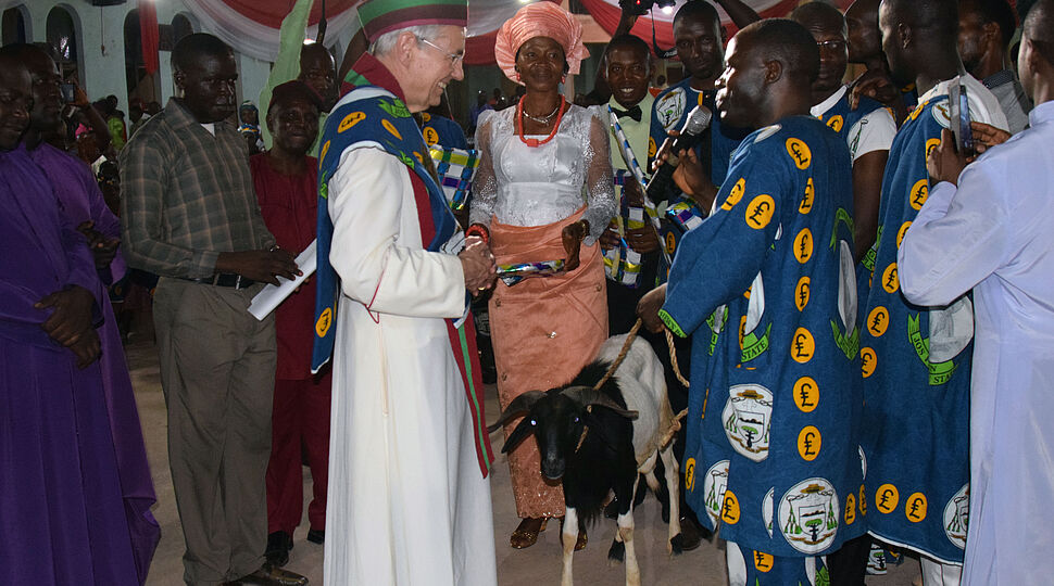 Der Pfarreirat von St Matthews in Jos überreicht Erzbischof Schick eine Ziege als Geschenk.