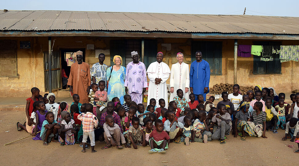 Gruppenfoto mit Vertriebenen in einem Flüchtlingslager in Jos.