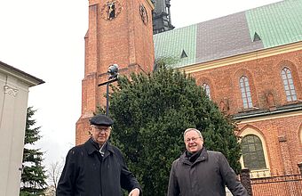 Erzbischof Stanisław Gądecki und Bischof Georg Bätzing (v. l.) vor der Kathedrale zu Posen.