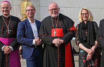 Bischof Overbeck, Kardinal Reinhard Marx und Erzbischof Heße mit den Vertretern des Projektes der Caritas Essen