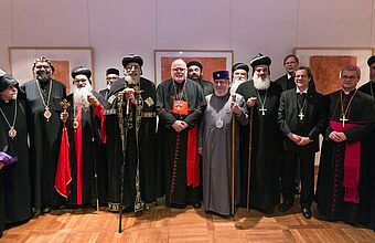 Gruppenbild der Begegnung von Mitgliedern der Deutschen Bischofskonferenz und der Evangelischen Kirche in Deutschland mit Oberhäuptern orientalisch-orthodoxer Kirchen.